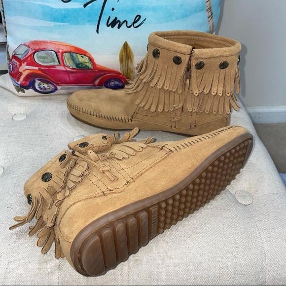 Minnetonka Moccasins Double Fringe Side Zip Taupe Suede Boots Size 8.5 - Picture 8 of 12